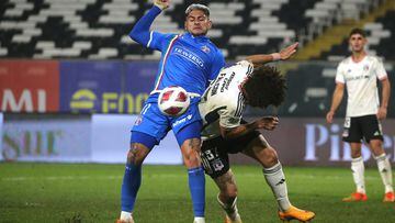 El jugador de Colo Colo, Maximiliano Falcón, disputa el balón contra Luis Riveros de Audax Italiano.