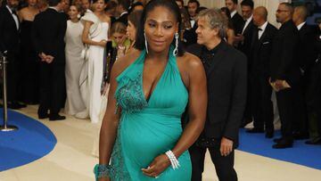 Serena Williams posa embarazada a la entrada a la Gala del MET de Nueva York.