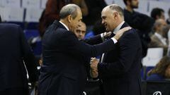 Pablo Laso y Ettore Messina se saludan al inicio del partido de la Euroliga que ha enfrentado al Real Madrid y al Armani Mil&aacute;n