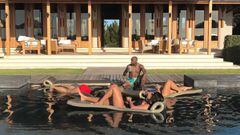 Floyd Mayweather al borde de una piscina de una mansi&oacute;n situada en las Islas Turcas y Caicos acompa&ntilde;ado por tres mujeres.
