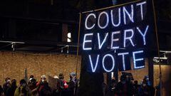 La gente escucha durante una protesta en apoyo de Black Lives Matter y para proteger el conteo de votos despu&eacute;s de las elecciones del 3 de noviembre, mi&eacute;rcoles 4 de noviembre de 2020, en Seattle.