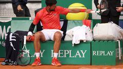 Novak Djokovic rompe su raqueta en el Masters de Montecarlo.