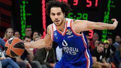 Anadolu Efes&#039; US guard Shane Larkin runs with the ball during the EuroLeague final basketball match between Anadolu Efes and CSKA Moscow at the Fernando Buesa Arena in Vitoria on May 19, 2019. (Photo by LLUIS GENE / AFP)