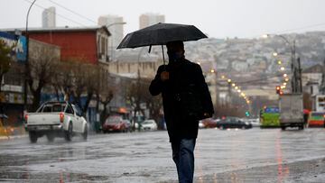 Lluvia en Santiago: el sistema frontal que se acerca y encienden la alerta de ‘probabilidad de nieve’ en estas comunas