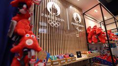 Imagen de una tienda con productos oficiales de los Juegos Olímpicos de París 2024.