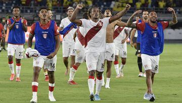 BARRANQUILLA, COLOMBIA - JANUARY 28: Andr&eacute; Carrillo of Peru (C) and teammates celebrate after winning a match between Colombia and Peru as part of FIFA World Cup Qatar 2022 Qualifiers at Roberto Melendez Metropolitan Stadium on January 28, 2022 in 