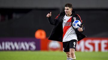 BUENOS AIRES, ARGENTINA - MAY 25: Julian Alvarez of River Plate leaves the pitch after scoring six goals in the victory of his team in the Copa CONMEBOL Libertadores 2022 match between River Plate and Alianza Lima at Estadio Monumental Antonio Vespucio Li
