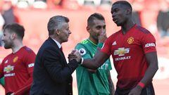 Ole Gunnar Solskjaer y Paul Pogba se saludan tras un encuentro del Manchester United.