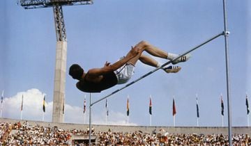 Frecuentemente, a lo largo de la historia de los Juegos Olímpicos, un atleta decide hacer las cosas de manera diferente y la invención de Dick Fosbury de lo que se conoció como el Flop de Fosbury fue solo un momento, cambiando la forma en que muchos saltadores se acercarían a su deporte para siempre. No hace falta decir que la técnica única de Fosbury le valió la medalla de oro en los Juegos Olímpicos de 1968 y un récord Olímpico al mismo tiempo, fue realmente revolucionario en ese momento. Tomado del Archivo Bettmann, uno de los varios archivos supervisados por Getty Images a nivel mundial, define momentos como estos, capturados en cámara para la posteridad futura, que cuentan la historia del esfuerzo humano en la búsqueda del ideal olímpico: más rápido, más alto, más fuerte.