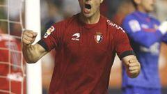<b>EUFORIA Y ÉXTASIS EN PAMPLONA. </b>Kike Sola celebra uno de los dos goles que anotó ante el Sevilla.