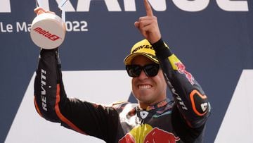 Red Bull KTM Ajo Spanish rider Augusto Fernandez celebrates with the trophy after winning the Moto 2 race at the French Moto GP Grand Prix, at the Bugatti circuit in Le Mans, northwestern France, on May 15, 2022. (Photo by JEAN-FRANCOIS MONIER / AFP)