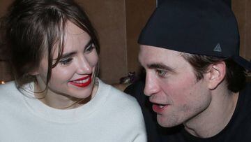 Suki Waterhouse y Robert Pattinson en la cena de Dior, Paris. Enero 17, 2020. 