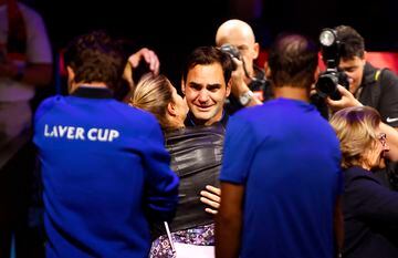 Roger Feder con su esposa, Mirka Federer.