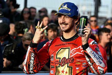 Francesco Bagnaia señala los tres Mundiales que tiene en su palmarés; dos en MotoGP (2022 y 2023) y uno en Moto2 (2018). 