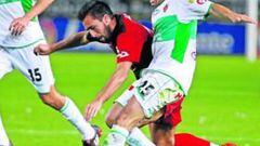 <b>ESCALADA. </b>Óscar Rubio trata de recuperar un balón ante la presión de un jugador del Real Unión, ayer en el Martínez Valero.