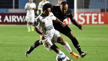 Peru's Ayacucho Cristian Techera (L) and Bolivia's Jorge Wilstermann Edemir Rodriguez vie for the ball during their Copa Sudamericana group stage football match, at Garcilaso Stadium in Cusco, Peru, on May 5, 2022. - Ayacucho FC�s player Techera (L) vies for the ball against Wilstermann�s player Rodriguez (Photo by Diego Ramos / AFP)