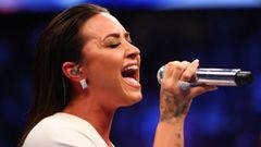 La cantante Demi Lovato interprendo el himno de EE.UU. en la previa del combate del siglo entre Floyd Mayweather y Conor McGregor de Las Vegas.