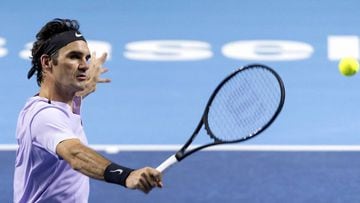 Roger Federer devuelve una bola a Juan Martin del Potro durante la final del torneo de Basilea.