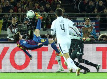 El jugador del Barcelona remata de chilena contra Al-Sadd en el Mundial de Clubes de 2011.
