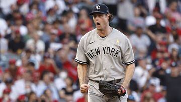 El pitcher de los Yankees domina a Los Angels en una actuaci&oacute;n de 15 ponches; la mayor cantidad vistiendo la franela rayada.