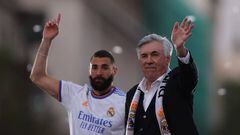 MADRID, SPAIN - APRIL 30: Manager Carlo Ancelotti (R) of Real Madrid celebrates with his player Karim Benzema (L) at Plaza de Cibeles following their victory in their LaLiga match against RCD Espanyol which lead their 35th LaLiga Championship title on April 30, 2022 in Madrid, Spain. (Photo by Gonzalo Arroyo Moreno/Getty Images)