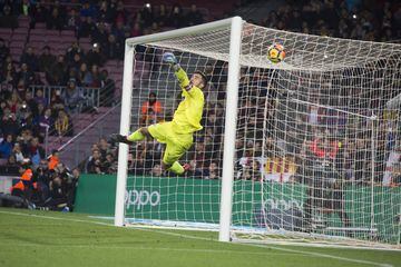 2-1. Pacheco en el segundo gol de que Messi marcó tras una lanzamiento de falta directa.
