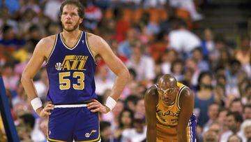SALT LAKE CITY - 1989:  Mark Eaton #53 of the Utah Jazz stands next to Kareem Abdul-Jabbar #33 of the Los Angeles Lakers during an NBA game at The Salt Palace in Salt Lake City, Utah in 1989. (Photo by Mike Powell/Getty Images)