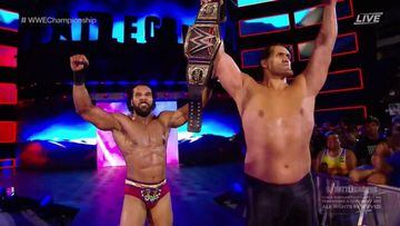 El Gran Khali y Jinder Mahal celebran su victoria en el WWE Battleground.