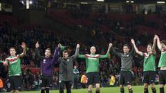 <b>APOTEÓSICO. </b>Todos los jugadores del Athletic se quedaron al final del partido sobre el césped de Old Trafford para celebrar el resultado y dedicárselo a su afición.