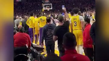 Estalla un lío en los Lakers: LeBron hace historia y un compañero reacciona así