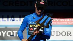 Primoz Roglic contempla el tridente de Tirreno-Adriático en el podio final.