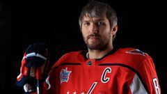 El jugador ruso de hockey hielo Alexander Ovechkin posa con la camistea de los Washington Capitals.