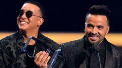 Luis Fonsi y Daddy Yankee aceptando el galard&oacute;n por &#039;Hot Latin Song&#039; en el escenario del Mandalay Bay Resort and Casino; Las Vegas, NV. Abril 26, 2018.