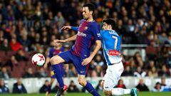 El centrocampista del FC Barcelona, Sergio Busquets (i), disputa el bal&oacute;n ante el delantero del RCD Espanyol, Gerard Moreno, durante el encuentro correspondiente a la vuelta de los cuartos de final disputado esta noche en el estadio Camp Nou, en Ba