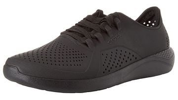 Zapatos Crocs para hombre en color negro.