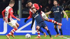 Atletico Madrid&#039;s Argentinian forward Luciano Vietto (C) fights for the ball against PSV Eindhoven&#039;s midfielder Marco van Ginkel (L) and PSV Eindhoven&#039;s forward Jurgen Locadia (Rear) during the UEFA Champions League round of 16 first leg fo