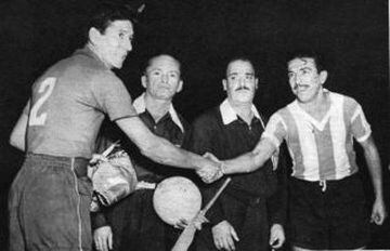 Capitanes de Chile y Argentina en el Sudamericano de 1955: Manuel &Aacute;lvarez y &Aacute;ngel Labruna.