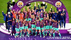 GOTHENBURG, SWEDEN - MAY 16: Vicky Losada of FC Barcelona lifts the UEFA Women&#039;s Champions League Trophy in celebration with team mates following the UEFA Women&#039;s Champions League Final match between Chelsea FC and Barcelona at Gamla Ullevi on M