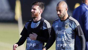 Mascherano y Messi, en un partido con Argentina.