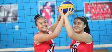 Yadhira Anchante y Camila Pineda, armadoras de la selección U20 de voleibol femenino de Perú.