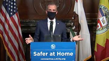 Alcalde de Los &Aacute;ngeles, Eric Garcetti, usando una m&aacute;scara protectora durante su conferencia de prensa diaria sobre coronavirus en Los &Aacute;ngeles.  06 abril, 2020.