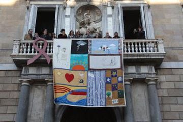 Tapiz memorial del SIDA colgado en el Palau de la Generalitat.