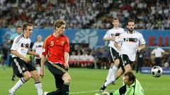 Fernando Torres eleva el balón ante la salida de Jens Lehmann: será el único gol de la final de Eurocopa de 2008, en la que España se impondrá a Alemania,..