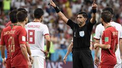 Paraguayan referee Enrique Caceres gestures for VAR during the Russia 2018 World Cup Group B football match between Iran and Portugal at the Mordovia Arena in Saransk on June 25, 2018. / AFP PHOTO / Filippo MONTEFORTE / RESTRICTED TO EDITORIAL USE - NO MOBILE PUSH ALERTS/DOWNLOADS