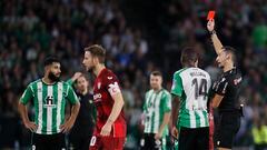 El árbitro Sánchez Martínez (d) muestra la tarjeta roja a Nabil Fekir (i), del Betis, durante el partido de Liga en Primera División ante el Sevilla que disputan este domingo en el estadio Benito Villamarín.