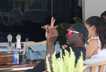 Michael Jordan fumando un puro. 
