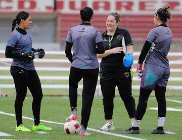 Mila Martínez da instrucciones a las jugadoras de Juárez.