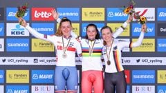 Zoe Backstedt, Alena Ivanchenko y Antonia Niedermaier posan tras la crono junior femenina de los Mundiales de Ciclismo en Ruta de Flandes 2021.