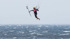 Un kitesurfista strapless volando alto en la playa de Valdevaqueros (Tarifa, C&aacute;diz), el 18 de septiembre del 2022.