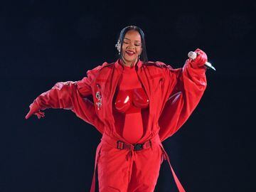 La artista nacida en Barbados protagonizó sola el Halftime Show del Super Bowl LVII del Estadio de la Universidad de Phoenix.
